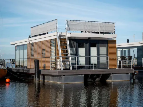 Houseboat with Stunning Views