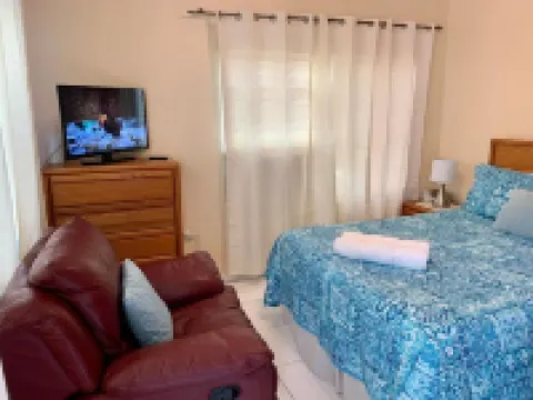 S4 BP Steps to Beach Hoteles en West Bay