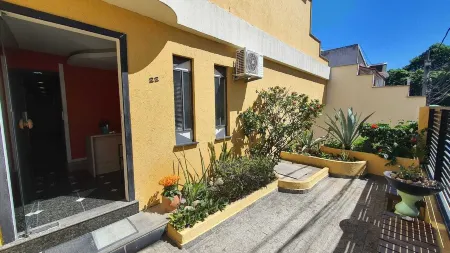 M.E.C Office Hostel Отели рядом с достопримечательностью «Praia de Charitas»