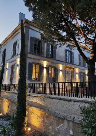 Hôtel-Restaurant Villa Métis Отели рядом с достопримечательностью «Camping Capfun Bretèche»