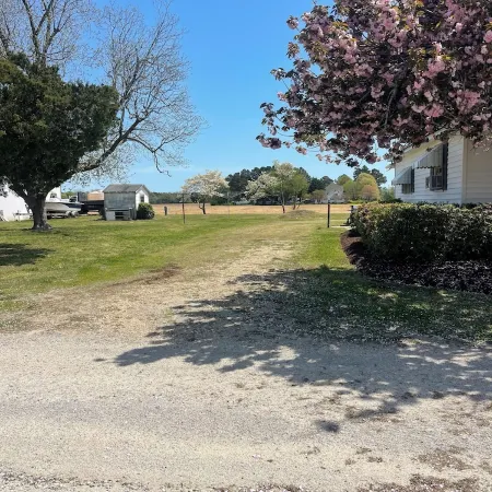 Quaint costal farm cottage, on a working farm, just mere miles from beaches!