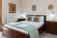 Sophisticated 2-Bedroom Retreat in Petroupoli Hotels near Mallia Kouvaria