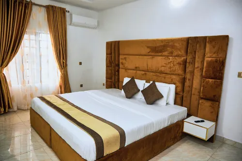 1-Bedroom Flat - Sleeps 3 - Pool - Spa - Parking - บังกะโล