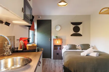 Appart'hôtel le Corot - Accès Autonome - Saint-Junien Centre Отели в г. Шайяк-Сюр-Вьен