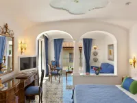 Grand Hotel la Favorita Отели рядом с достопримечательностью «Пляж Леонеллис»
