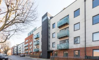Luxury 2-Bed Flat Parking and Close to the Tube