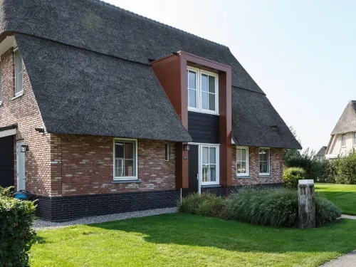 Villa by Tjeukemeer with Private Jetty -  Ferienhäuser