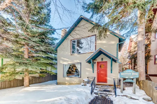 North House - Banff Mountain Home- the Real Rockies Experience โรงแรมในแบมฟ์