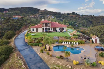 Colina by Avantstay Secluded Mountain Top Oasis w/ Pool, Hot Tub & Putting Green!