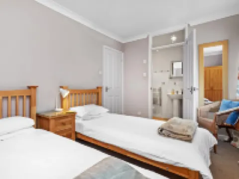 St Helens Apartment 1 - Short Walk to Beach Hotels in Amroth