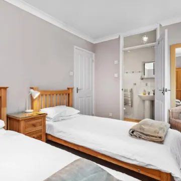 St Helens Apartment 1 - Short Walk to Beach Отели в г. Амрот