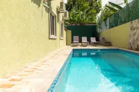 Topaz Apartment Villas-Pool Side Piton v Hotels in Soufriere