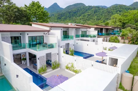 Koh Chang Luxury Pool Villas Отели рядом с достопримечательностью «Chao Por Koh Chang Shrine»