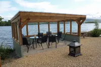 Executive Lakeside Lodge at Mullans Bay