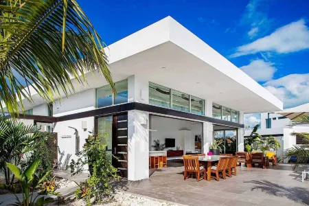 Oceanside Vacation Villa with Private Pool and Resort Amenities V10