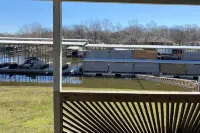 Cozy 2 Bed 2 Bath Lake Front Cottage Hotels in Cleora