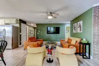 Happy Palette Home: Close to downtown+the lake! Fenced yard with outdoor dining