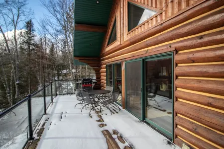 Snowmobilers & Skiers Full Scandinavian Log Home On Private Lake