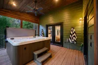Luxurious Cabin with Hot Tub and Shuffleboard - Charming Woodland Escape