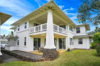 Light-filled condo with golf & mountain views, hot tub, outdoor pool & gym Hotels in Princeville