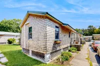 Dog-friendly Kennebunk cottage w/ shared pool - close to beach Hotels in Kennebunk