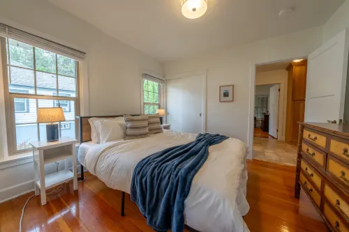 Private Suite and Spacious Living Near Gardens - Charming Retreat