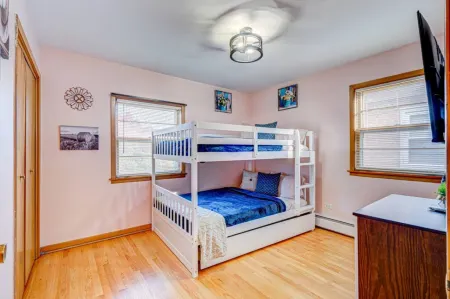 Cozy Haven with High-End Kitchen and Spacious Living Area - Stylish Retreat