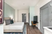 Central Location with Full Kitchen and Smart TV - Cozy Retreat Hotels in Macon