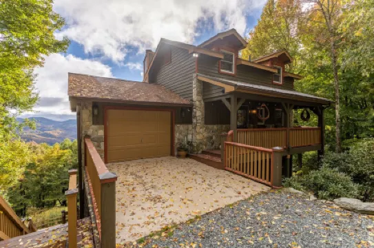 Breathtaking Mountain Views and Spacious Deck - Charming Mountain Retreat