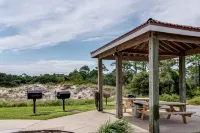 Quaint Condo with Beautiful Gulf Views, a Shared Pool, Pool Spa, & Gym Hotel di Dauphin Island