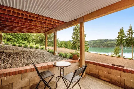 Bayfront apartment with private patio, beach access, water views, AC & W/D Отели в г. Порт Ладлоу