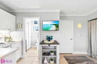 Beach Rd, 300ft to Beach Access & 500ft to Siesta Key Village, Studio Hotels in Siesta Key