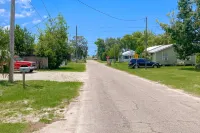 Snowbird-friendly home with central AC, full kitchen, and free WiFi Hotels in Port St. Joe