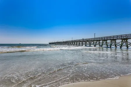 Drifty Daze Oceanfront Suite w Pool Отели в г. Калабаш