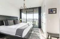 Rooftop Deck and Pool with City Skyline - Luxurious Music Row Retreat