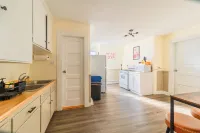 Spacious 3BDR/4Bed apartment with King + Queen beds, WiFi, AC in Downtown Salem