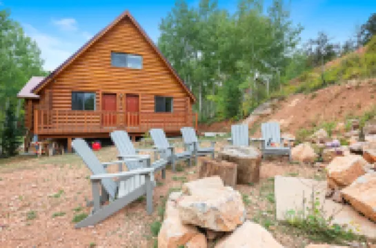 Cozy Secluded Oasis with Game Room and Indoor Fireplace - Inviting Retreat