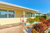 Stylish Home with Outdoor Dining and Fire Pit - Tropical Oasis