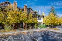 Community Hot Tubs and Cozy Gas Fireplace - Inviting Mountain Retreat Hotels near Emerald Mountain