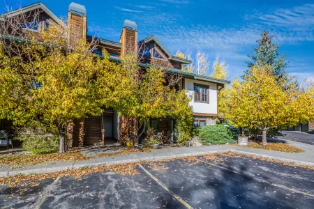 Community Hot Tubs and Cozy Gas Fireplace - Inviting Mountain Retreat