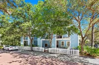 Rooftop Sundeck and Quick Beach Access - Stunning Coastal Haven Hotel in zona Seaside Beach