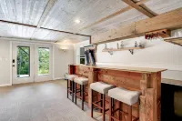 Waterfront Access with Kayaks and Firepit - Serene Spacious Retreat 그레이 호텔