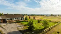 Cozy Space with Modern Amenities and Scenic Views - Charming Tranquil Escape