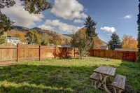 Peek of Mt Hood and Private Enclosed Yard - Charming Cozy Retreat