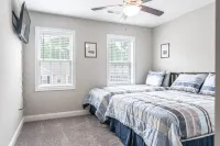 Chic Haven - Private Deck, WiFi, Family Retreat Hotels in Aberdeen