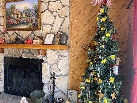 Mountain Views and Cozy Outdoor Spaces - Charming Cabin Retreat