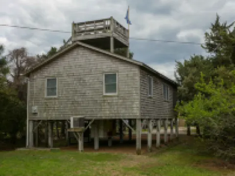 Spacious Screened Porch and Rooftop Deck - Charming Treetop Haven