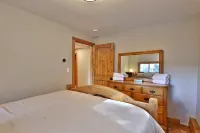 Waterfront Access and Rustic Comforts - Charming Lakeside Retreat Hotels in Leicester