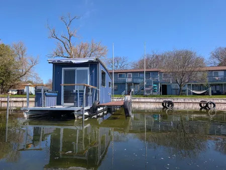 Stunning Lake Views and Cozy Waterfront Living - Charming Oasis Отели в г. Файф Лейк