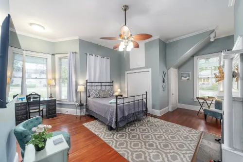 Private historic district apt with pool-suite B
